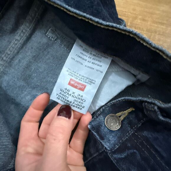 Wrangler Men’s Dark Wash Relaxed Fit Straight Jeans Size 46x34 - Picture 2 of 5